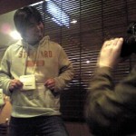 mattのサインをmichelが撮影しているところを撮影